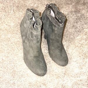 Me Too ruffle romantic suede leather gray heeled ankle boots size 8